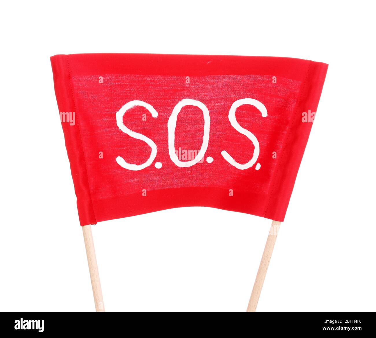 Signal SOS écrit sur un tissu rouge isolé sur blanc Banque D'Images