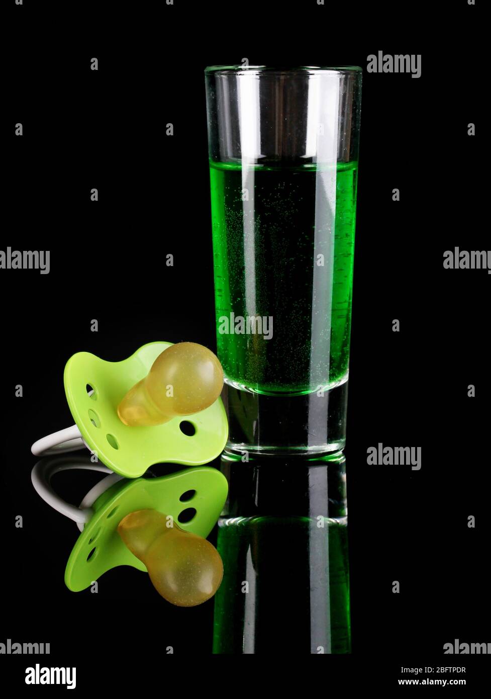 Factice Pour Bebe Avec Boisson Alcoolisee Isolee Sur Noir Photo Stock Alamy Factice Pour Bebe Avec Boisson Alcoolisee Isolee Sur Noir Photo Stock Alamy