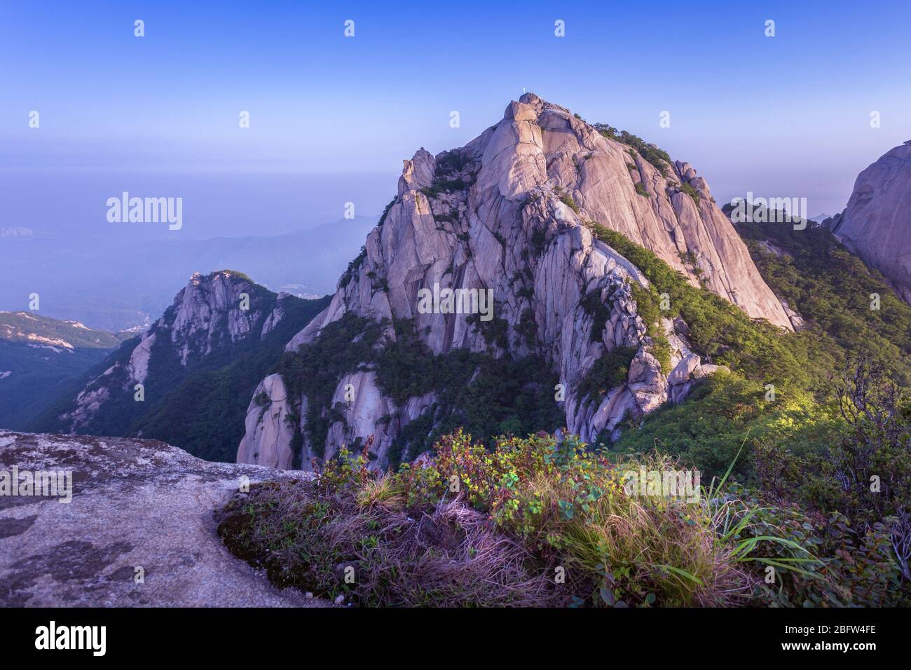 En Corée la montagne au lever du soleil situé dans gyeonggido Séoul, Corée du Sud. le nom de 'la montagne' Bukhansan Banque D'Images