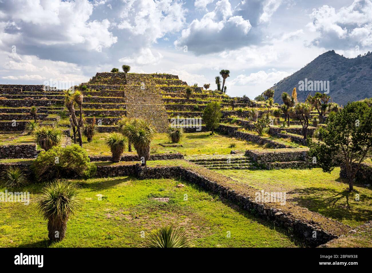 Pyramide sur la plaza ouest des ruines de Cantona à Puebla, au Mexique. Banque D'Images