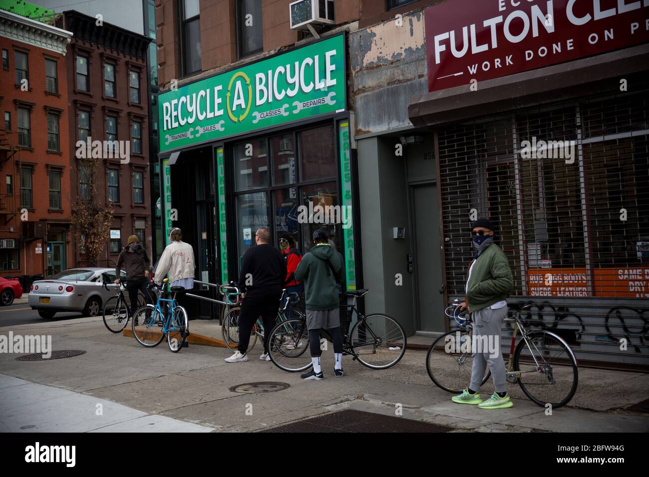 New York, États-Unis. 19 avril 2020. Les personnes en vélo attendent devant un magasin de vélos dans le quartier de Brooklyn, New York, aux États-Unis, le 19 avril 2020. Le nombre total de cas COVID-19 aux États-Unis a atteint 750 000 dimanche soir, atteignant 759 086 à 20 h (0000 GMT le lundi), selon le Centre de science et d'ingénierie des systèmes (CSSE) de l'Université Johns Hopkins. Selon le CSSE, 40 661 personnes sont mortes de la maladie dans le pays. Crédit: Michael Nagle/Xinhua/Alay Live News Banque D'Images