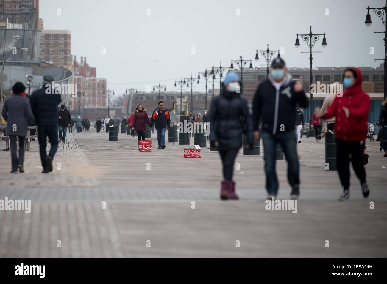 New York, États-Unis. 19 avril 2020. Les gens marchent sur la promenade de Coney Island dans le quartier de Brooklyn, New York, États-Unis, 19 avril 2020. Le nombre total de cas COVID-19 aux États-Unis a atteint 750 000 dimanche soir, atteignant 759 086 à 20 h (0000 GMT le lundi), selon le Centre de science et d'ingénierie des systèmes (CSSE) de l'Université Johns Hopkins. Selon le CSSE, 40 661 personnes sont mortes de la maladie dans le pays. Crédit: Michael Nagle/Xinhua/Alay Live News Banque D'Images