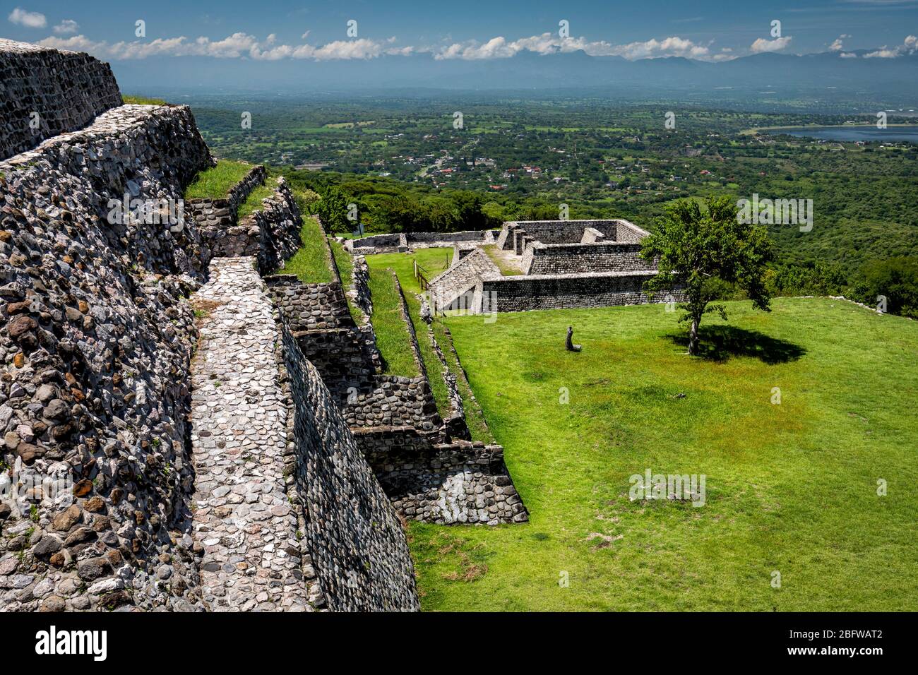 Vue de la colline de Malinche (Cerro de la Malinche), des ruines de Xochicalco, Morelos, Mexique. Banque D'Images