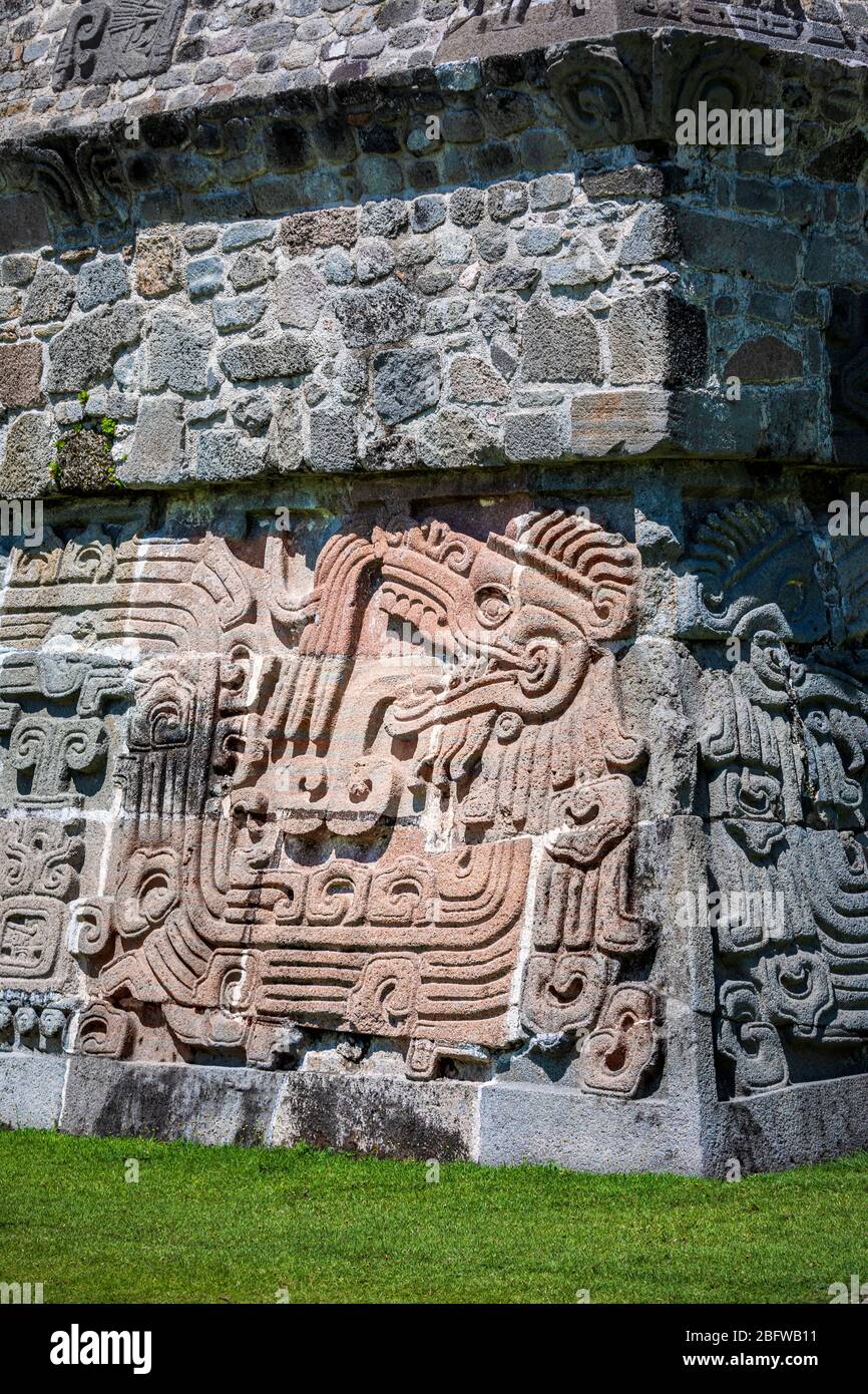 Détail de la pyramide du Serpent à plumes aux ruines de Xochicalco au Mexique. Banque D'Images