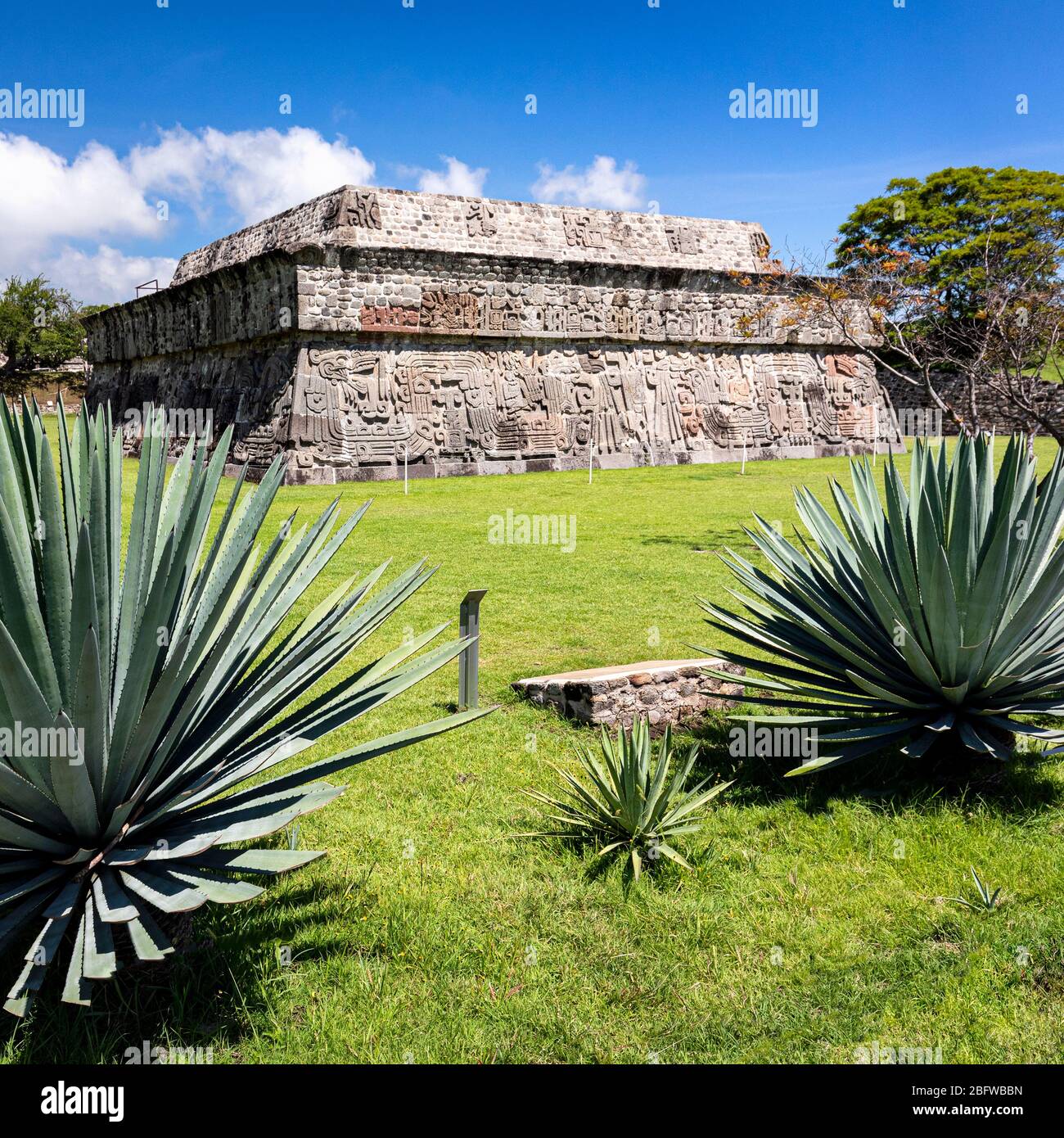 Pyramide du Serpent à plumes aux ruines de Xochicalco au Mexique. Banque D'Images