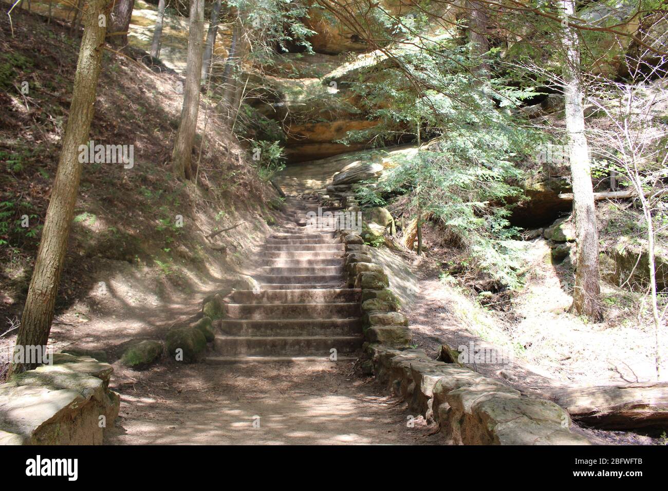 Old man grotte sentier de marche et chute d'eau dans l'État de l'Ohio, nature vert paysage et arbres verts pont de suspension de bois, canal d'eau Banque D'Images