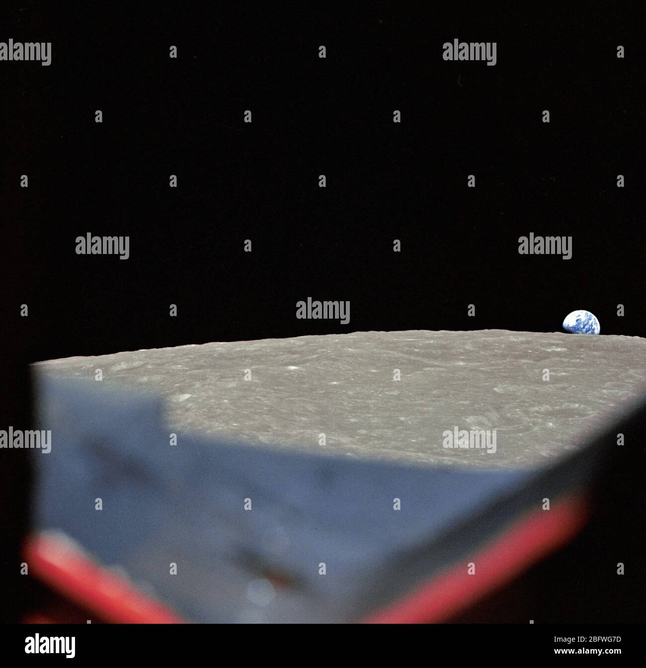 Vue oblique haut de la surface de la Lune montrant la hausse de la terre au-dessus de l'horizon lunaire, à l'ouest au sud-ouest, comme l'Apollo photographié d'engins 8 Banque D'Images