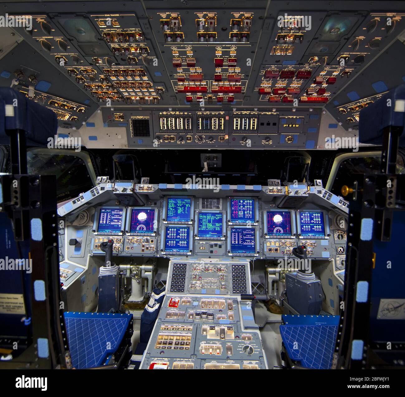 Cap Canaveral, Floride - à l'orbiter processing facility-2 de la NASA au Centre spatial Kennedy en Floride, le poste de pilotage de la navette spatiale Endeavour s'allume pendant le programme de la navette spatiale à la retraite et de transition d'activités. Entreprise est en cours de préparation pour l'affichage public au California Science Center à Los Angeles. Au cours de ses 19 années de carrière, Endeavour a passé 299 jours dans l'espace au cours de 25 missions. Banque D'Images