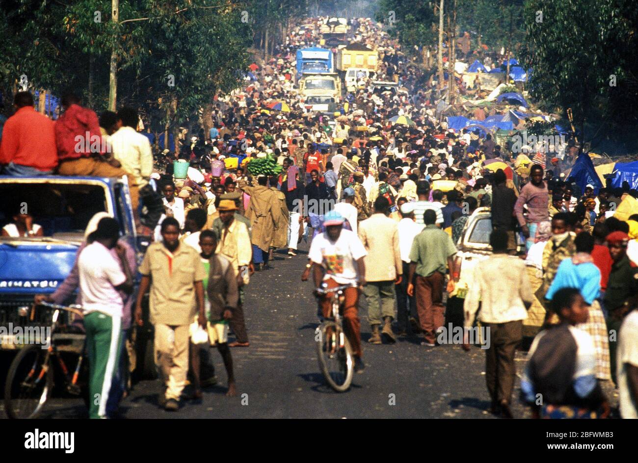 1994 - les Rwandais à l'Katale camp de réfugiés à Goma au Zaïre. Les réfugiés sont arrivés à Goma après une guerre civile a éclaté dans leur pays. Dans le besoin pour l'alimentation et l'eau dans les camps, les militaires américains ont volé dans l'équipement de purification de l'eau vitale et cargaisons de secours pour l'aider. Banque D'Images