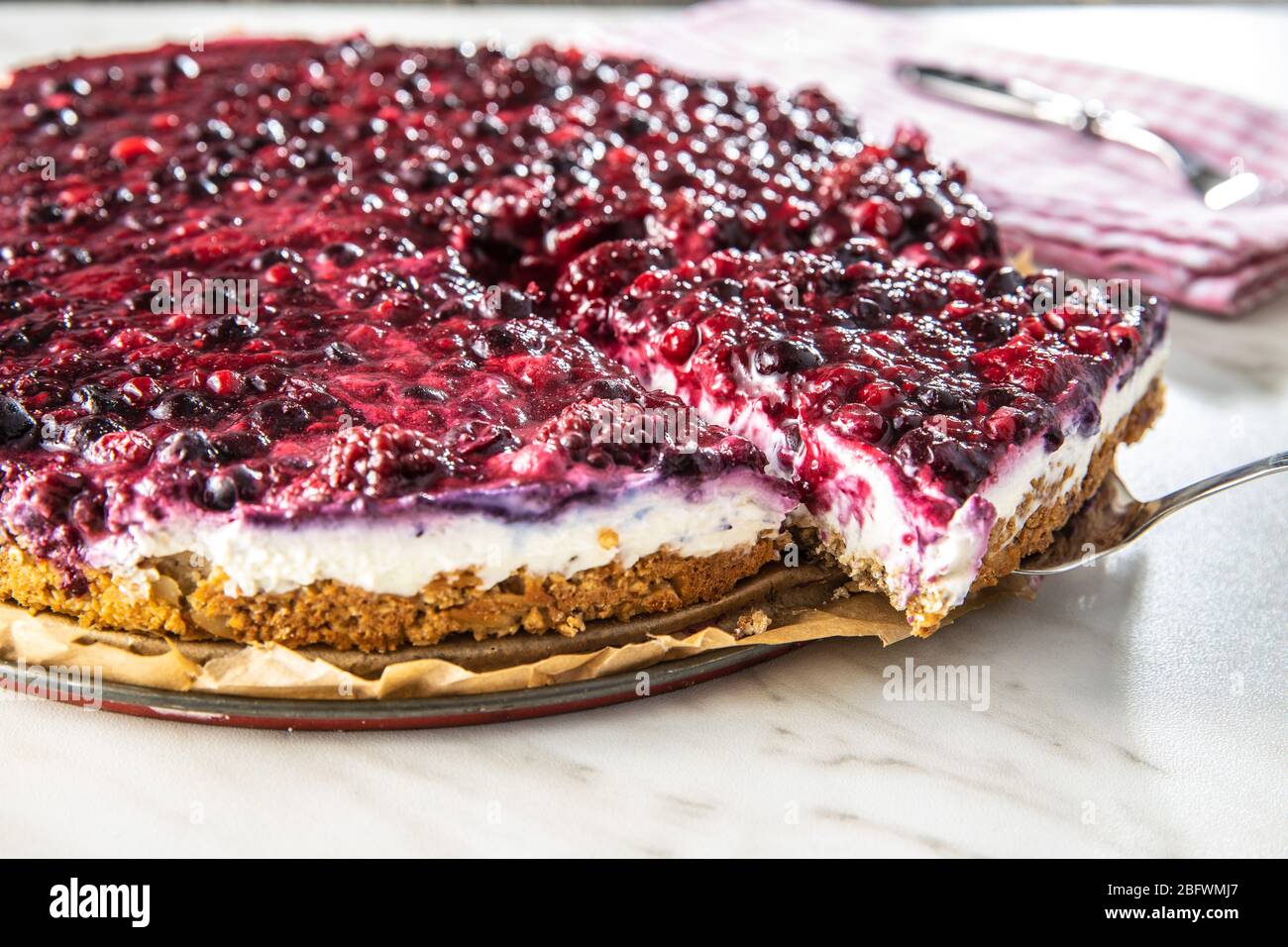 Gâteau aux baies douces. Tarte aux bleuets et aux framboises. Gâteau entier. Banque D'Images