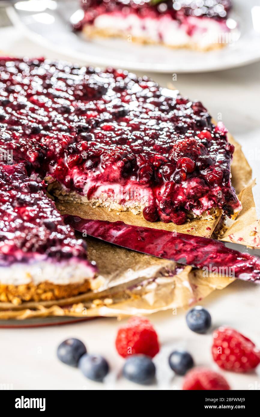 Gâteau aux baies douces. Tarte aux bleuets et aux framboises. Gâteau entier. Banque D'Images