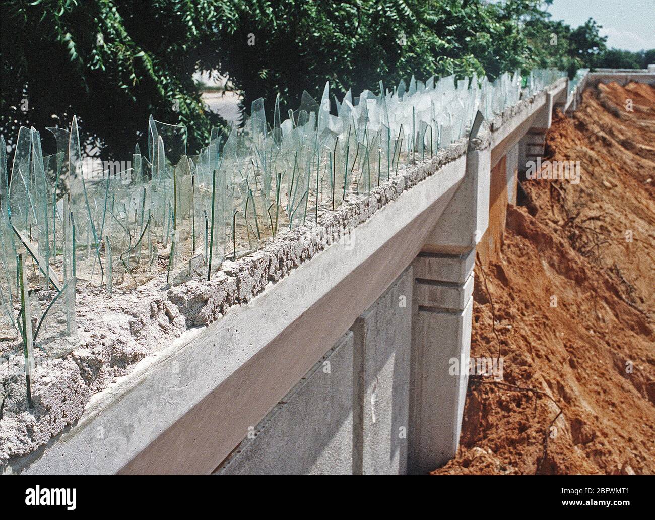 1993 - vue d'une section du mur qui entoure le siège de la Force opérationnelle interarmées en Somalie. Le quartier général est établi dans l'ancienne ambassade des États-Unis au cours de la multinationale composée de secours l'Opération Restore Hope. Banque D'Images
