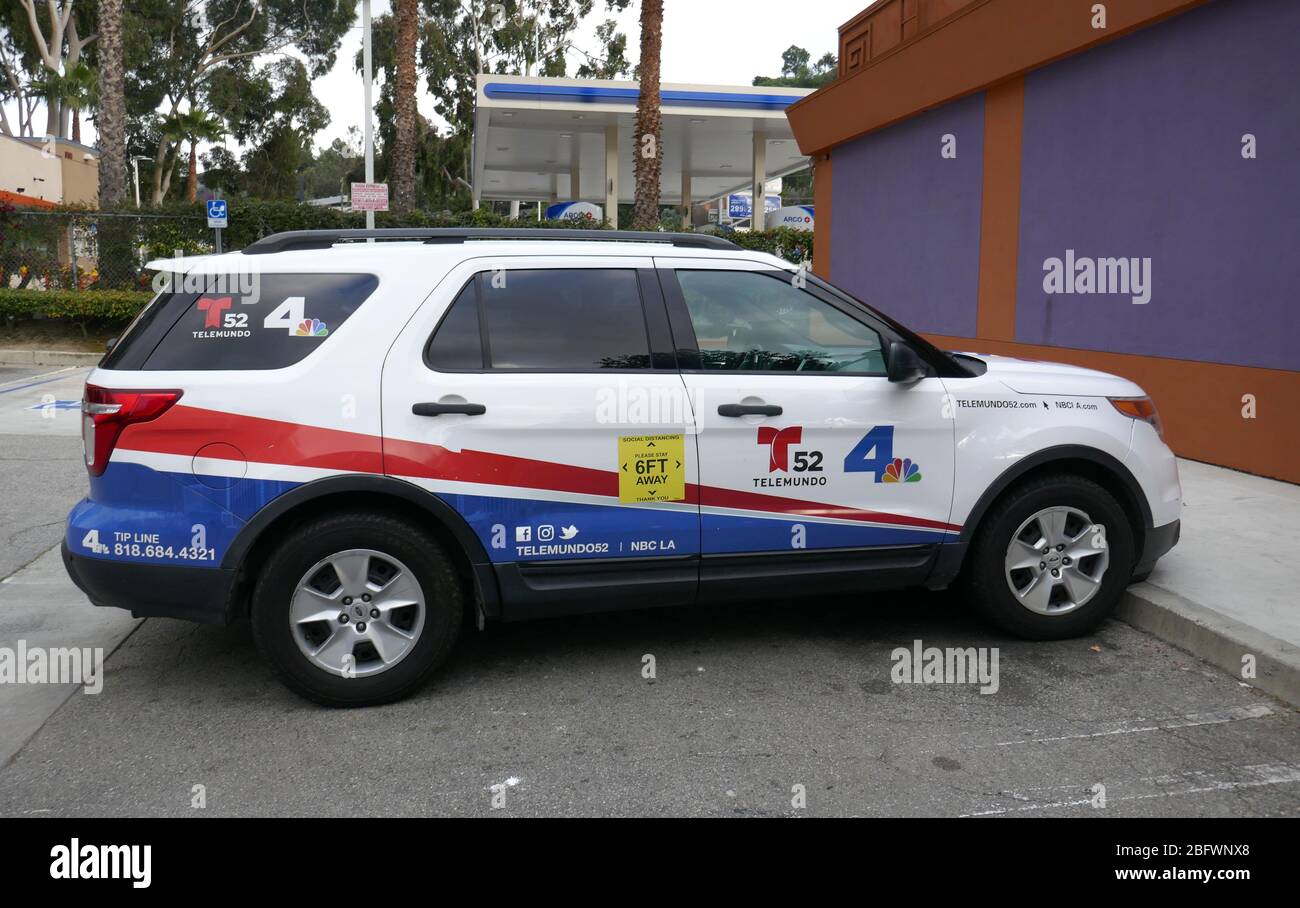 Los Angeles, Californie, États-Unis 19 avril 2020 une vue générale de l'atmosphère de six pieds de distance signe sur Telemundo voiture le 19 avril 2020 à Los Angeles, Californie, États-Unis. Photo de Barry King/Alay stock photo Banque D'Images