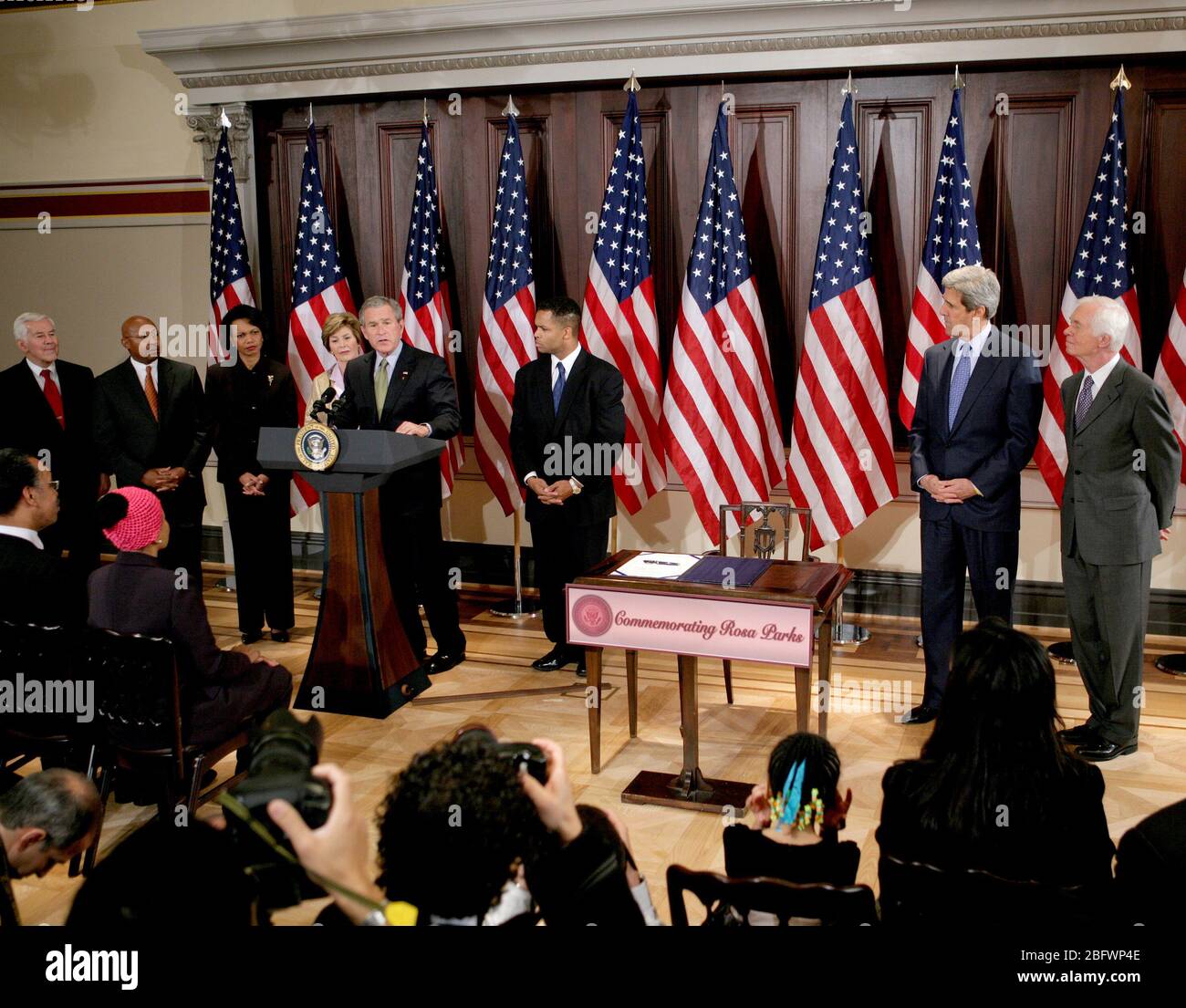 Le Président Bush : signature de H. R. 4145, pour diriger le comité mixte de la bibliothèque pour obtenir une statue de Rosa Parks et de placer la statue dans le United States Capitol. De gauche à droite, le sénateur Richard Lugar, R-Ind., secrétaire américain du logement et du développement urbain Alphonso Jackson, Mme Laura Bush, Secrétaire d'État américaine Condoleezza Rice, Rép. Américain Jesse Jackson Jr., D-Illinois, États-Unis Le sénateur John Kerry, D-Mass., et U.S. Sen. Thad Cochran, R-Miss Banque D'Images