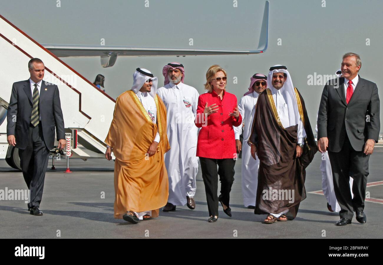 De droite à gauche : l'Ambassadeur des Etats-Unis à Qatar Joseph Lebaron, Ambassadeur Ali Al-Hajri, Qatar, ambassadeur aux États-Unis, la secrétaire d'Etat américaine Hillary Rodham Clinton, et l'Ambassadeur Mohammed ben Khater Al-Khater Directeur du Département du protocole à Doha, Qatar Banque D'Images