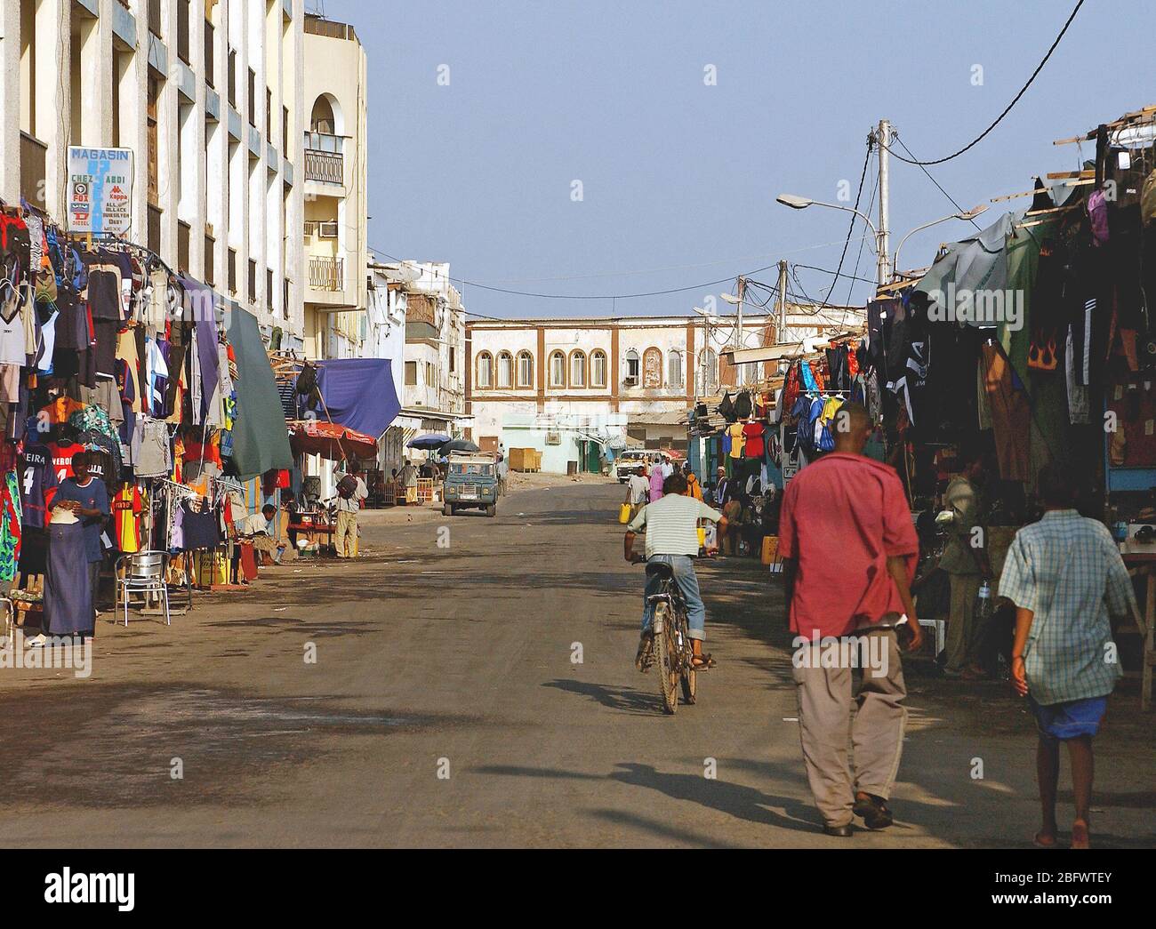 2003 - sur une rue latérale à Djibouti, en Afrique, les vendeurs vendent leurs marchandises au cours de l'opération ENDURING FREEDOM. Banque D'Images