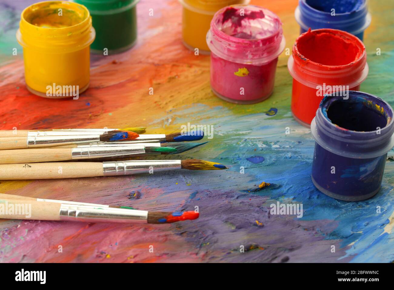 palette d'art en bois avec peinture et brosses, gros plan Banque D'Images