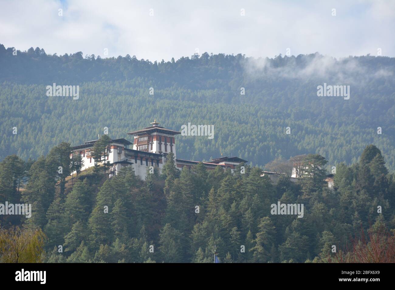 Jakar Dzong est situé sur une crête au-dessus de la ville de Jakar, dans la vallée de Chamkhar à Bumthang, au Bhoutan. Banque D'Images
