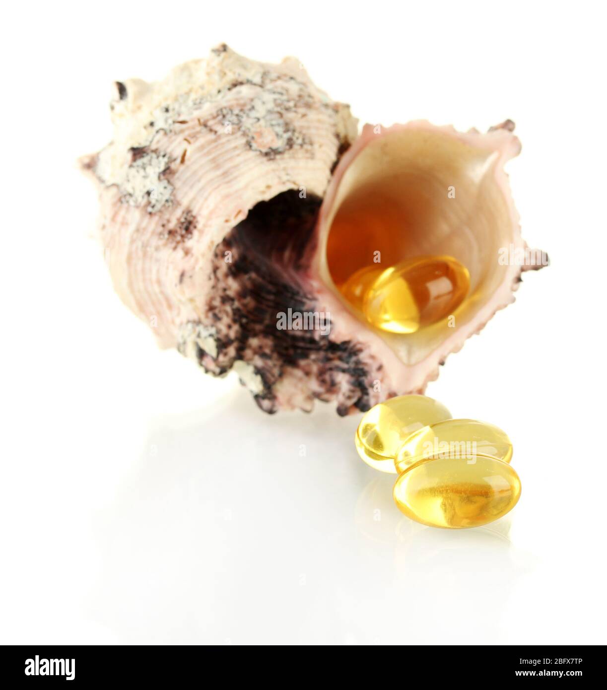 capsules d'huile de poisson en coquille isolées sur blanc Banque D'Images