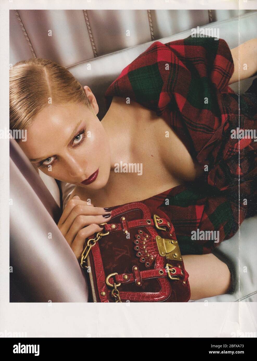 Poster publicitaire Louis Vuitton sac à main avec Chloe Sevigny actrice dans le magazine papier de 2004, publicité, publicité créative des années 2000 Banque D'Images