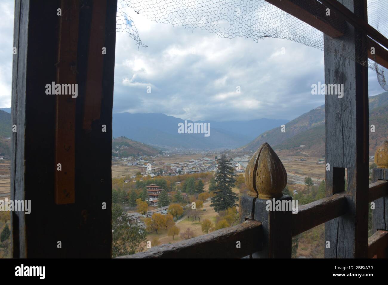 Vue sur la vallée de Paro depuis Rinpung Dzong, le principal monastère et forteresse de Paro, Bhoutan, date de 1645 et contient 14 sanctuaires et chapelles. Banque D'Images