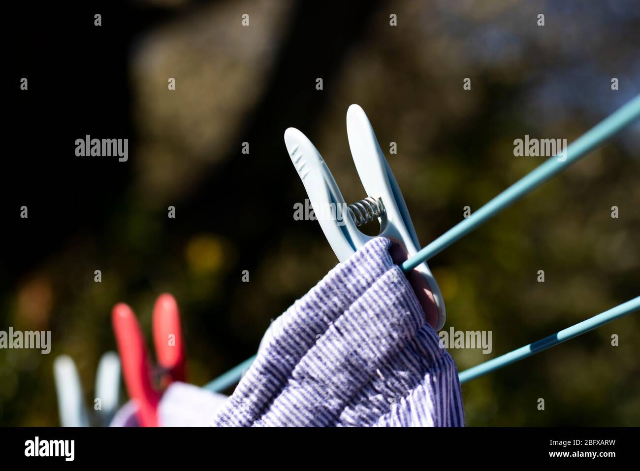 Faites sécher le linge à l'air d'un Rotary Airer lors d'une chaude journée de printemps ensoleillée avec une profondeur de champ réduite Banque D'Images