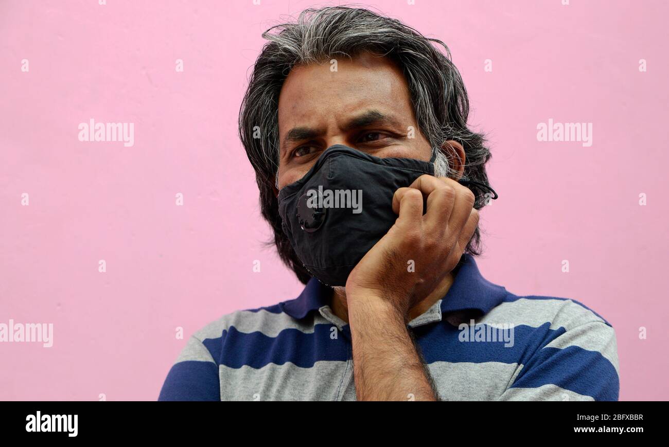 Homme inquiet avec masque de protection Banque D'Images