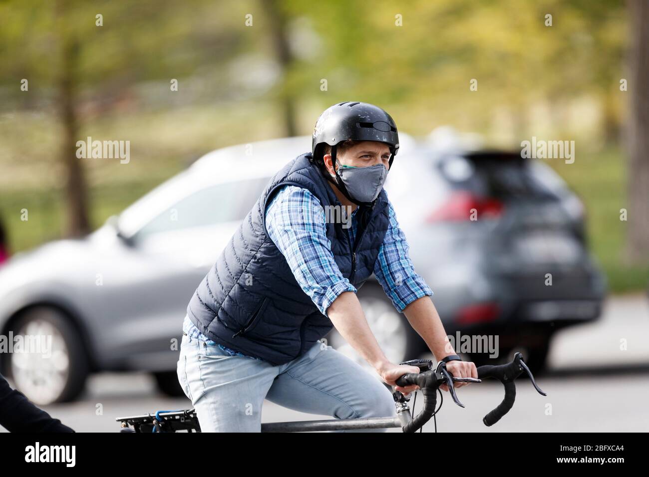 Washington, DC, États-Unis. 19 avril 2020. Un homme portant un masque de visage fait une balade à vélo dans le National Mall à Washington, DC, aux États-Unis, le 19 avril 2020. Le nombre total de cas COVID-19 aux États-Unis a atteint 750 000 dimanche soir, atteignant 759 086 à 20 h (0000 GMT le lundi), selon le Centre de science et d'ingénierie des systèmes (CSSE) de l'Université Johns Hopkins. Selon le CSSE, 40 661 personnes sont mortes de la maladie dans le pays. Crédit: Ting Shen/Xinhua/Alay Live News Banque D'Images