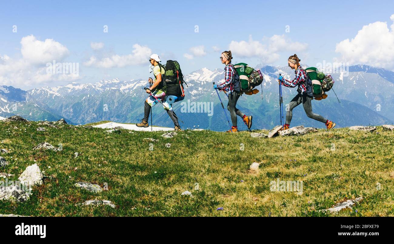 Sports voyage fond photo collage groupe de personnes hipster amis jumeaux parents extrême touriste avec sacs à dos sur le haut de la montagne Lifestyle Adv Banque D'Images