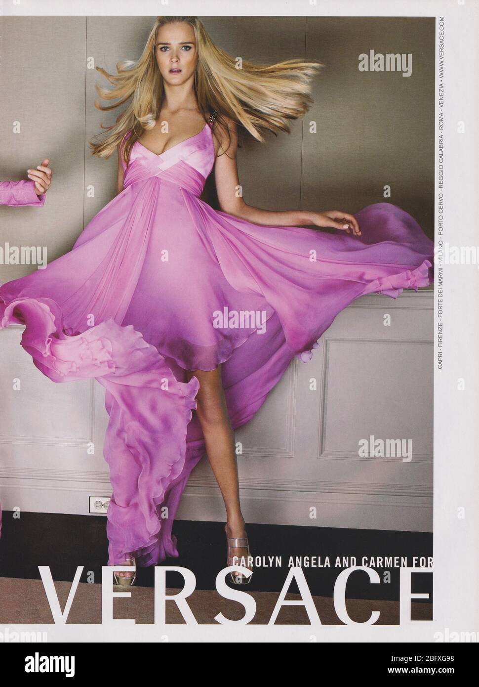 Affiche publicitaire MAISON de mode VERSACE avec Carmen Kass dans un magazine papier de 2007, publicité, publicité créative VERSACE 2000 Banque D'Images