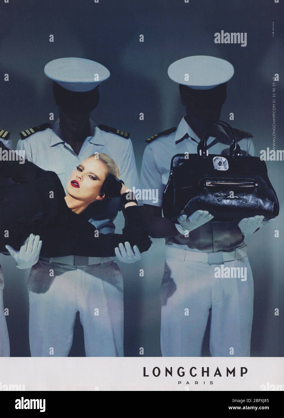 Affiche publicitaire maison de mode Longchamp avec Kate Moss dans le magazine papier de 2009 ans, publicité, publicité créative Longchamp des années 2000 Banque D'Images