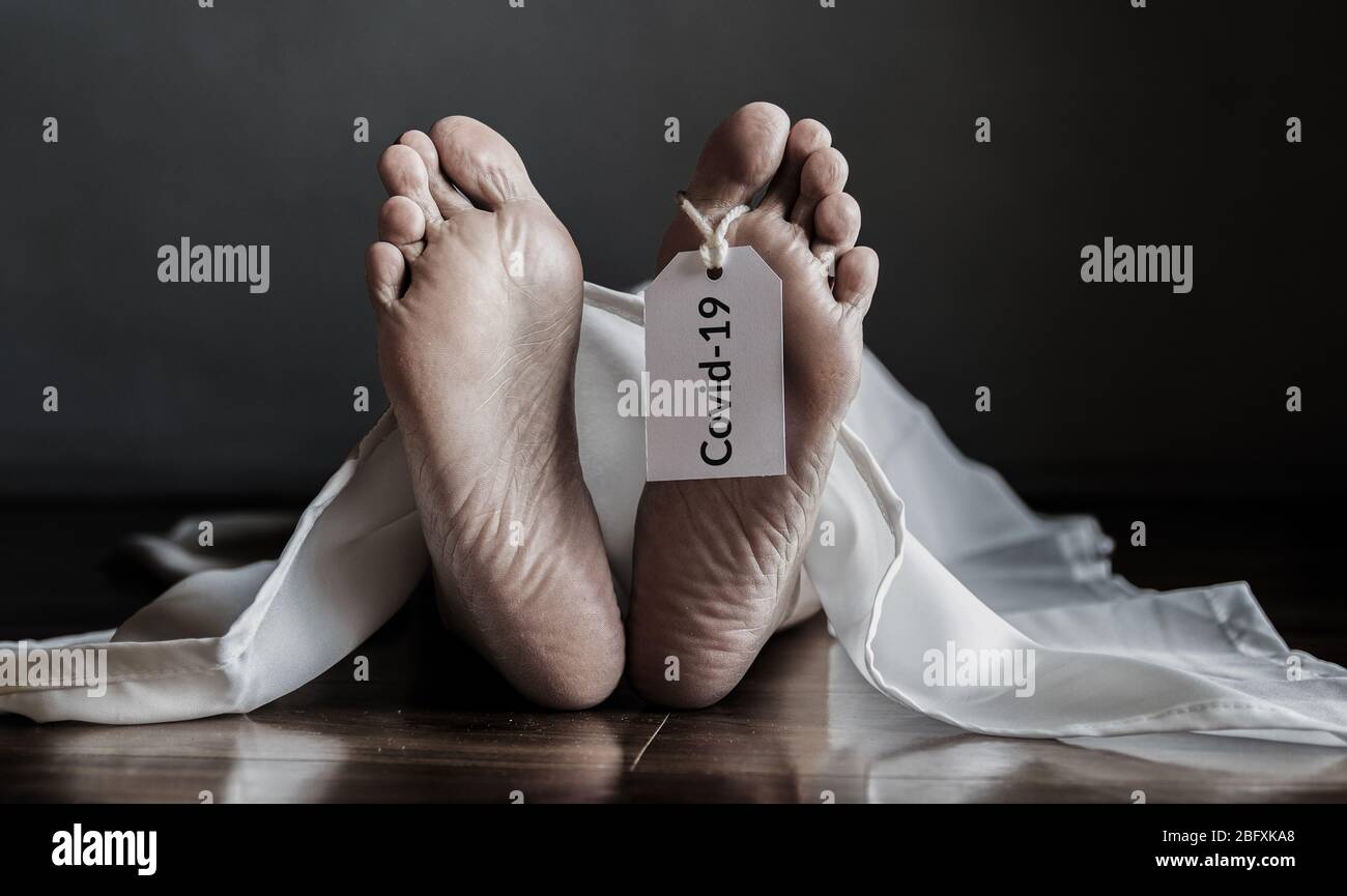 Étiquette de suspension du corps mort Covid-19. Personnes âgées atteintes de coronavirus ont infecté la mort à la maison, les personnes âgées avec des maladies congénitales sont à un risque plus élevé Banque D'Images