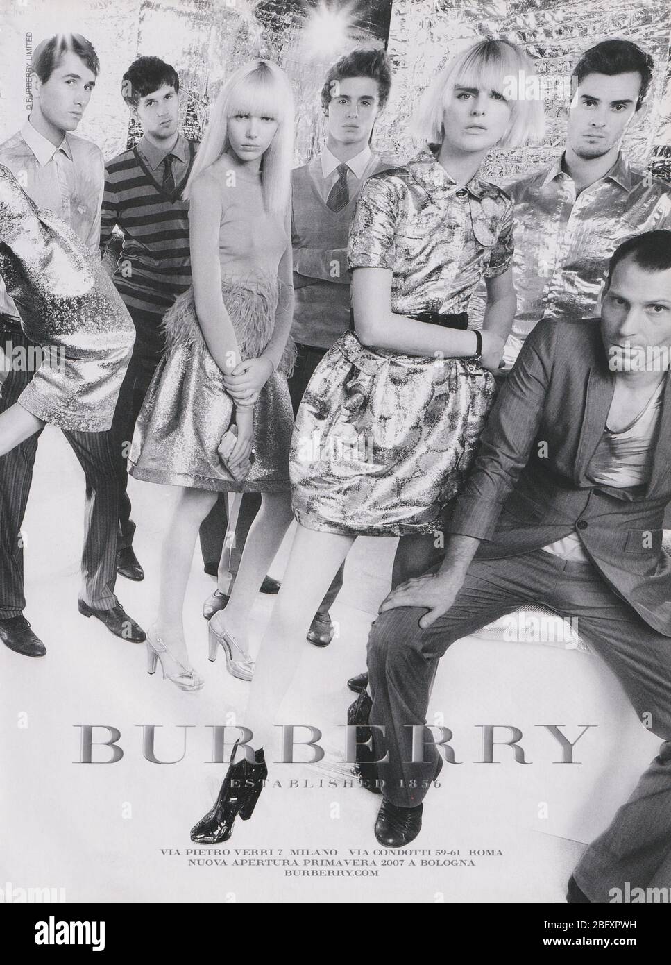 Affiche publicitaire Burberry maison de mode avec Stella Tennant dans le  magazine papier de 2007, publicité, publicité créative Burberry 2000 Photo  Stock - Alamy