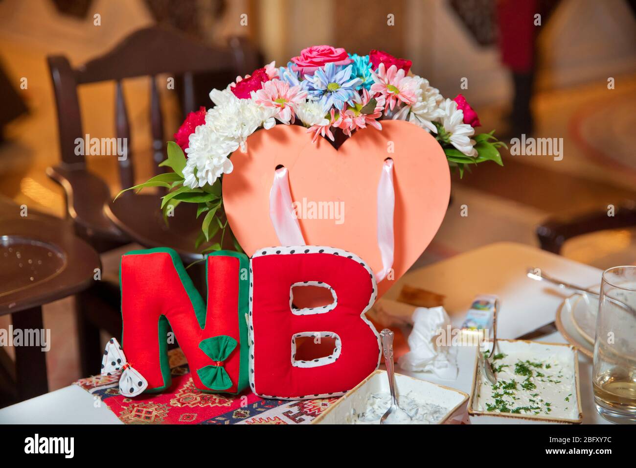 Lettre N et B de feutre rouge. Lettre de rouge et vert feutre sur fond jaune. École primaire. Lettre faite à la main. Bouquet de plusieurs couleurs Banque D'Images