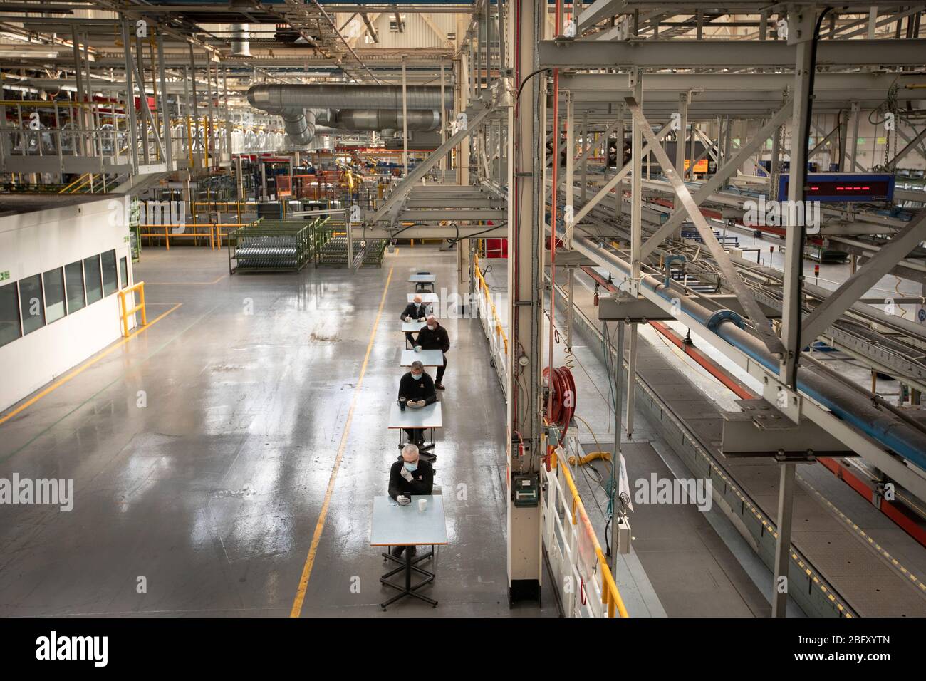 Les membres du personnel de l'usine automobile de Vauxhall ont démontré les mesures de distanciation nécessaires lors d'une rupture lors des tests de préparation et ont reconcevoir avant la réouverture après l'éclosion de COVID-19. Située à Ellesmere Port, à Wirral, l'usine a ouvert ses portes en 1962 et emploie actuellement environ 1100 travailleurs. Il a cessé sa production le 17 mars 2020 et ne reprendra ses travaux que sur les conseils du gouvernement britannique, qui impliquera des mesures physiques rigoureuses de distanciation sur l'ensemble du site. Banque D'Images