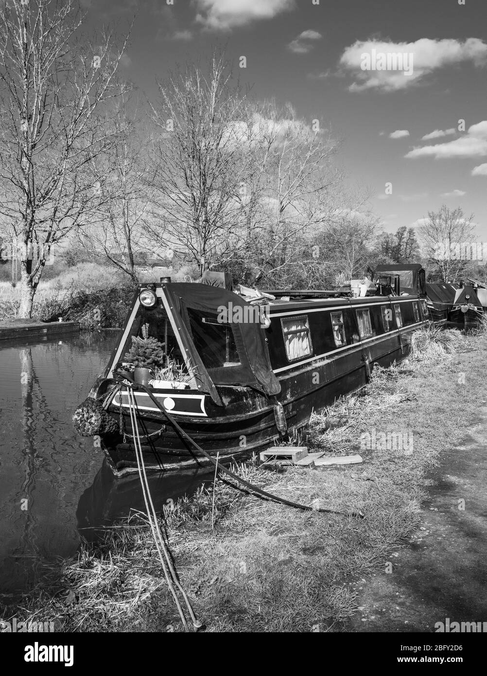 Black and White Landscape, Narrowboat, Kennett and Avon Canal, Hungerford, Berkshire, Angleterre, Royaume-Uni, GB. Banque D'Images