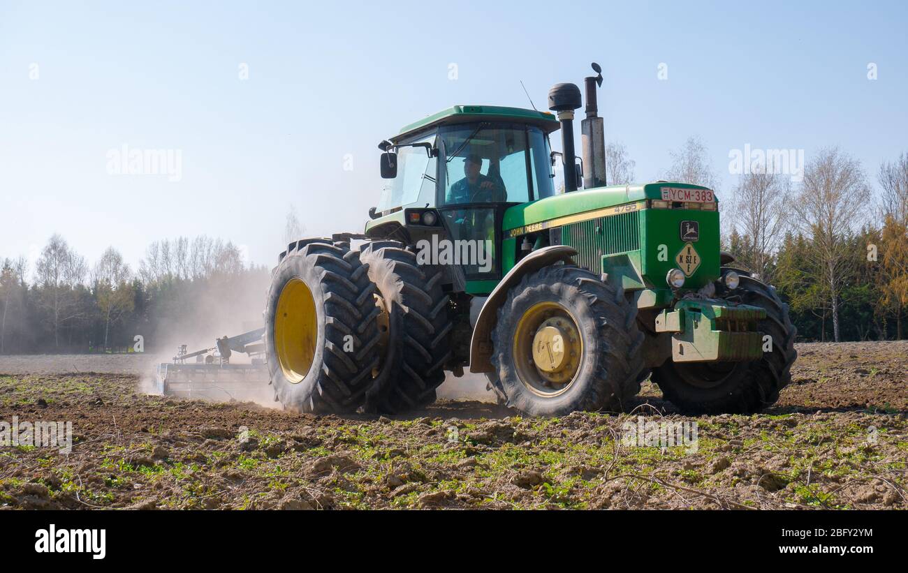 Nagybajcs Hongrie 04 04 2020: Un grand tracteur John Deere 4755 moderne  avec roues doubles va dans le champ. Le tracteur cultive le sol Photo Stock  - Alamy