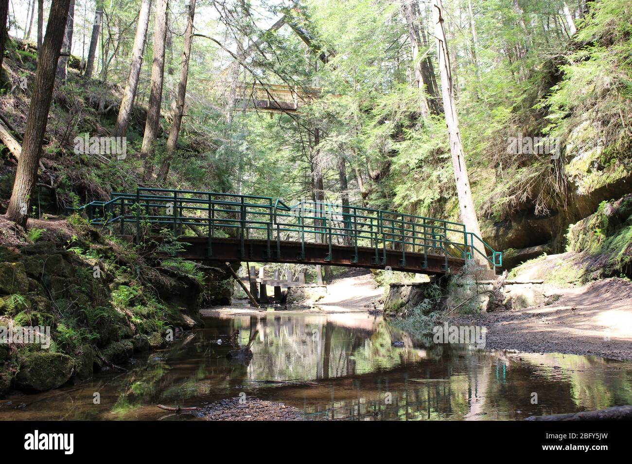 Old man grotte sentier de marche et chute d'eau dans l'État de l'Ohio, nature vert paysage et arbres verts pont de suspension de bois, canal d'eau Banque D'Images