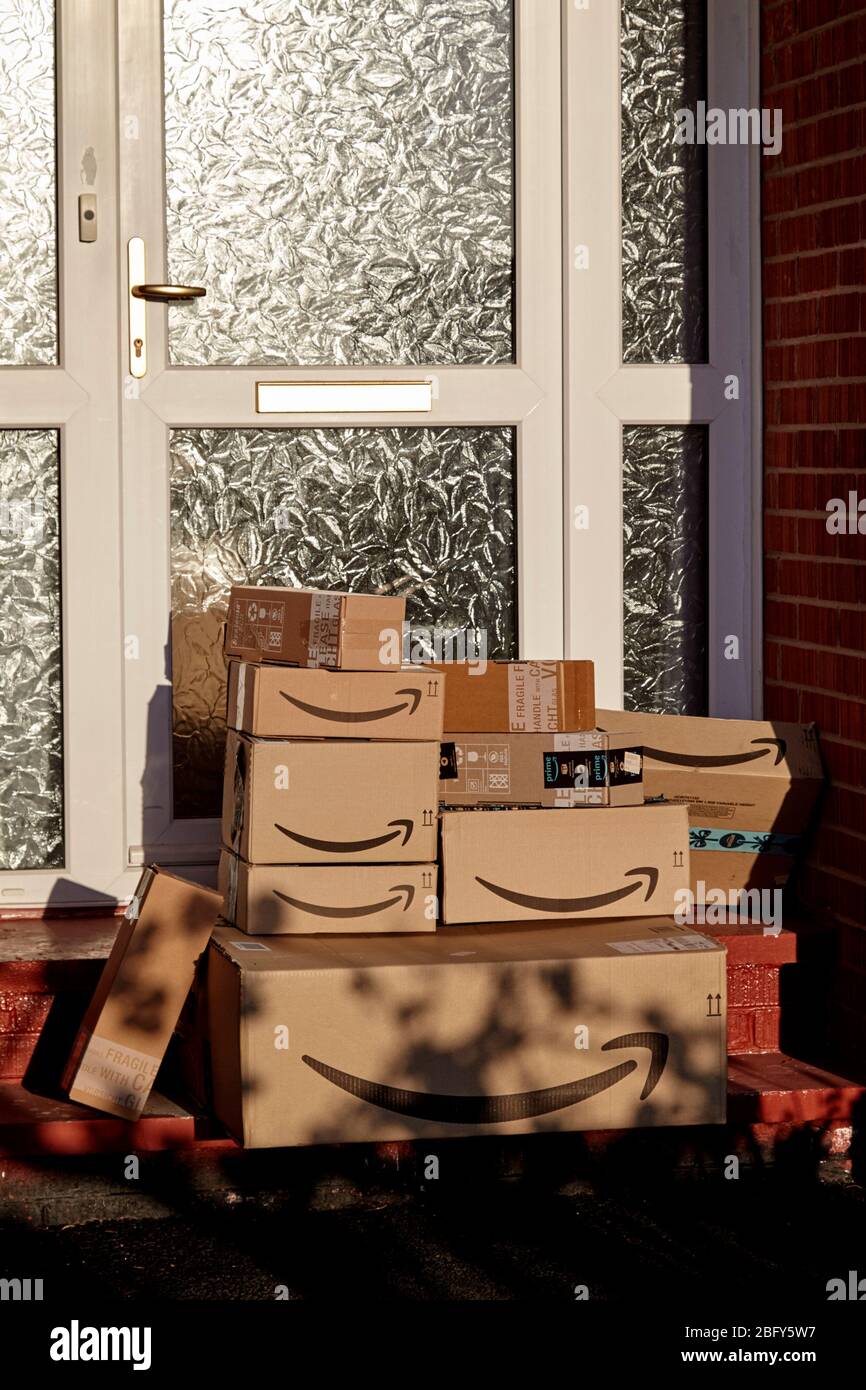 un grand envoi de livraisons amazon a été laissé à la porte de la maison pendant le verrouillage du coronavirus covid-19 au royaume-uni Banque D'Images