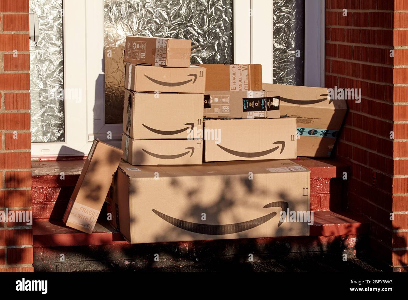 un grand envoi de livraisons amazon a été laissé à la porte de la maison pendant le verrouillage du coronavirus covid-19 au royaume-uni Banque D'Images