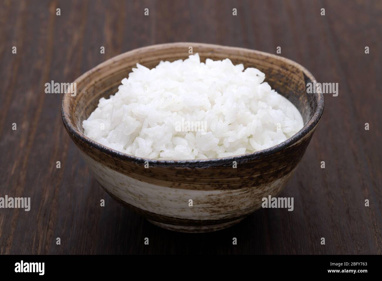 Riz blanc cuit japonais sur table. Plats japonais de base Banque D'Images