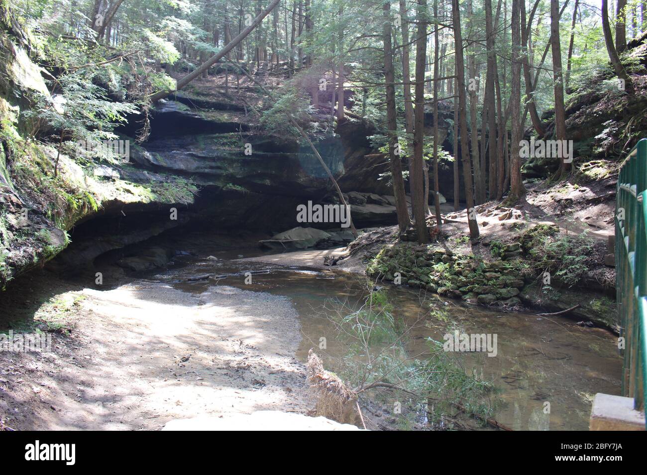 Old man grotte sentier de marche et chute d'eau dans l'État de l'Ohio, nature vert paysage et arbres verts pont de suspension de bois, canal d'eau Banque D'Images