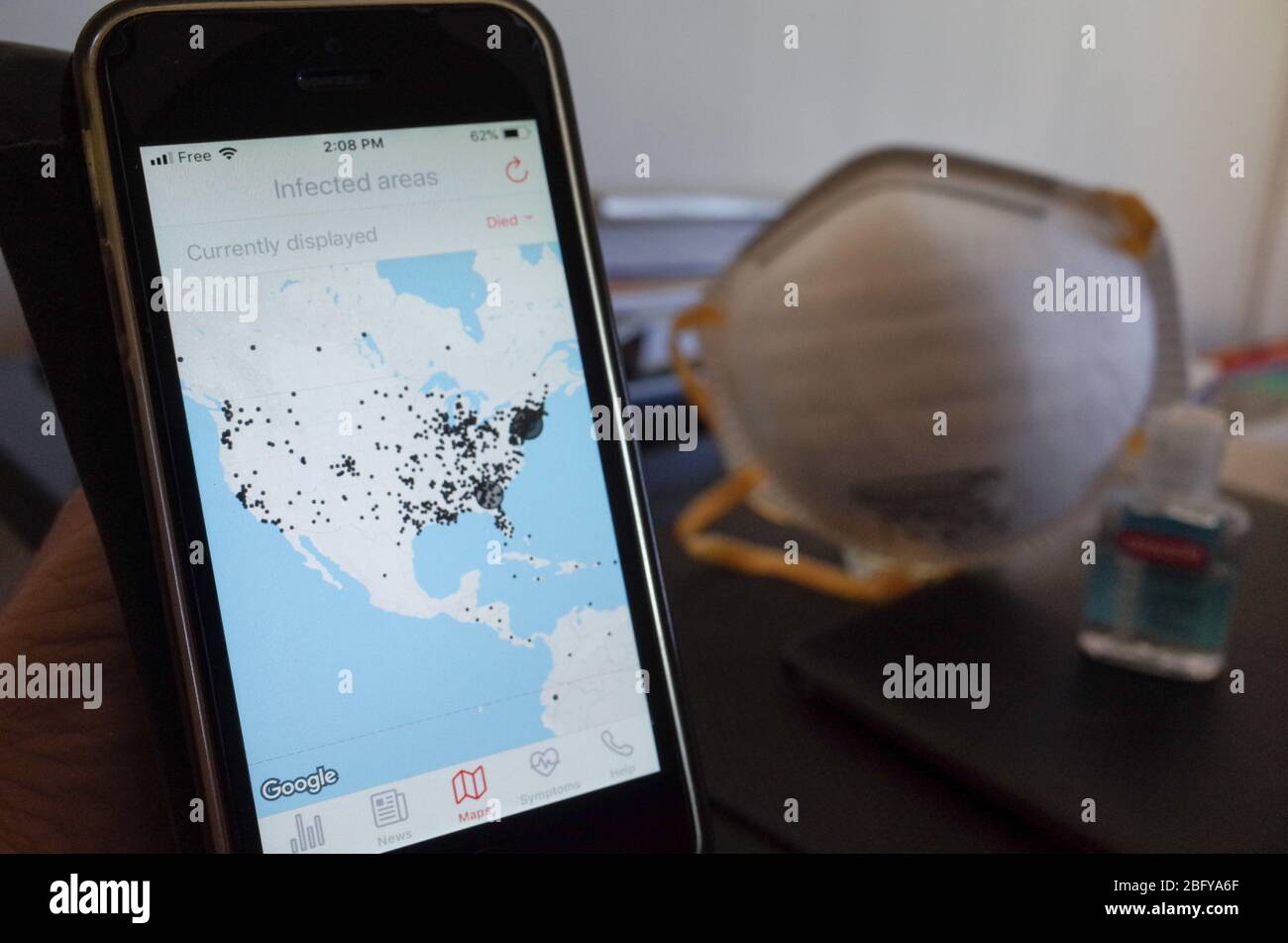 *** STRICTEMENT AUCUNE VENTE AUX MÉDIAS OU ÉDITEURS FRANÇAIS - DROITS RÉSERVÉS *** avril 04, 2020 - Paris, France: Une personne possède un téléphone mobile utilisant l'une des applications Covid-19 développées pendant le pandème. Plusieurs applications de téléphonie mobile ont été lancées pour fournir des statistiques et des cartes des infections, ainsi que la liste des symptômes. Les préoccupations en matière de confidentialité sont également en train de se faire de plus en plus sur l'utilisation du suivi des données de géolocalisation des téléphones mobiles pour surveiller les blocages contre l'épidémie de coronavirus. Banque D'Images