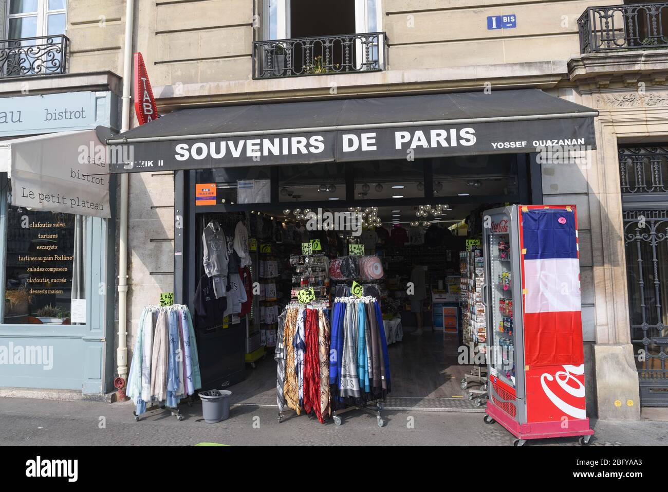 *** STRICTEMENT AUCUNE VENTE AUX MÉDIAS OU ÉDITEURS FRANÇAIS - DROITS RÉSERVÉS ***12 avril 2020 - Paris, France: Boutique de touristes vide vendant des souvenirs de Paris pendant le verrouillage du covid-19. Banque D'Images