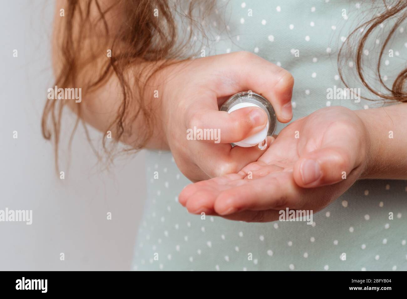 L'enfant utilise un désinfectant pour les mains. Concept d'hygiène personnelle. Banque D'Images