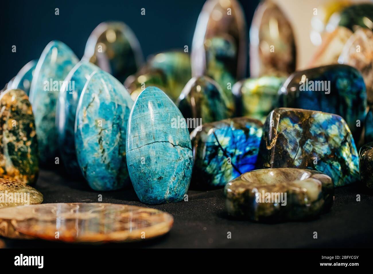 Diverses pierres naturelles colorées de forme différente minéraux pierres  pierres pierres pierres pierres pierres pierres précieuses sur la étagère  d'affichage Photo Stock - Alamy
