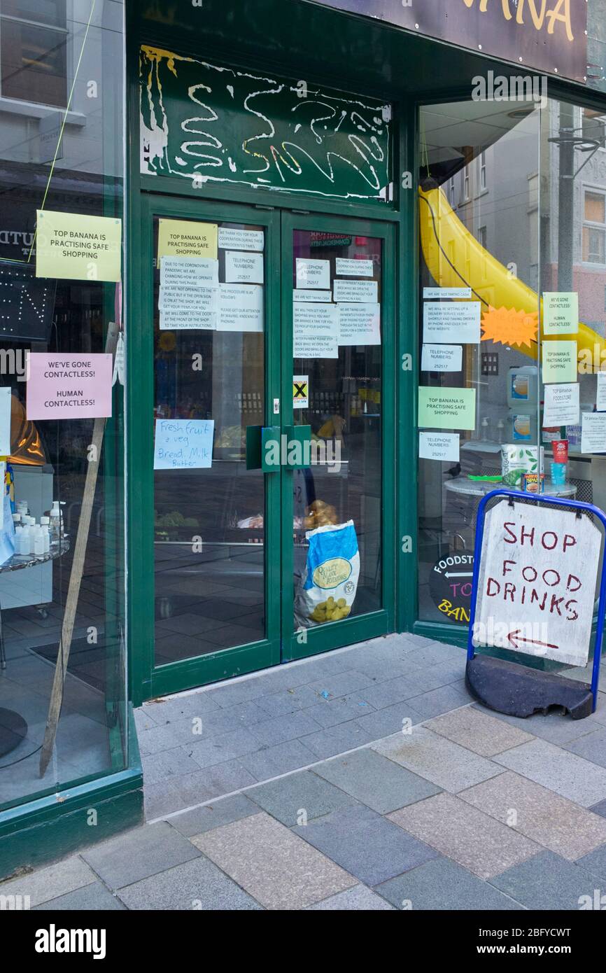 Signes excessifs à la porte d'une épicerie pendant les mesures d'urgence de Covid-19, rue Caslte, Douglas, île de Man Banque D'Images