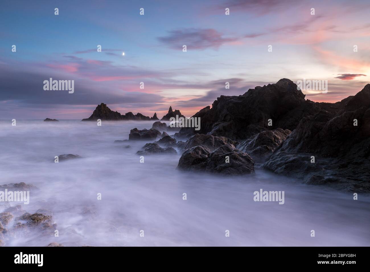 Tombée de nuit sur la côte à la belle plage de Kilfarrasy sur la côte de cuivre Comté Waterford Irlande. Banque D'Images