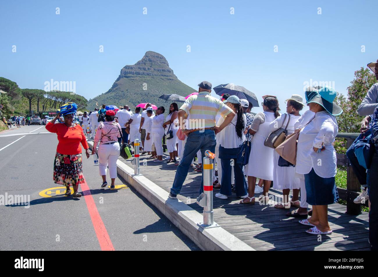 Une grande foule de touristes qui font la queue pour des billets au téléphérique de Table Mountain avec des lions se rendent à l'arrière-plan du Cap, en Afrique du Sud Banque D'Images