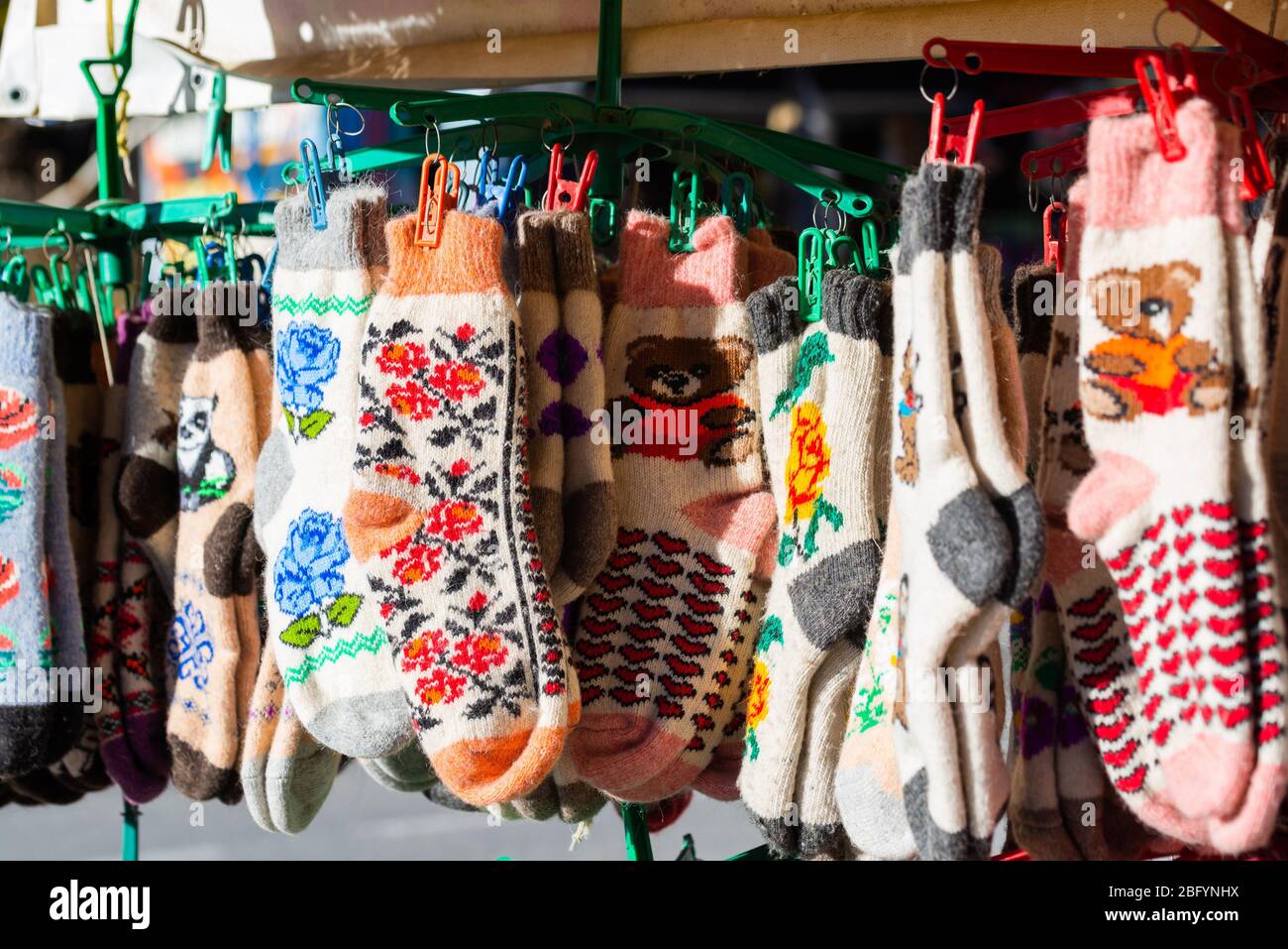 Chaussettes tricotées traditionnelles en souvenirs ruraux sur le marché de la rue. Banque D'Images